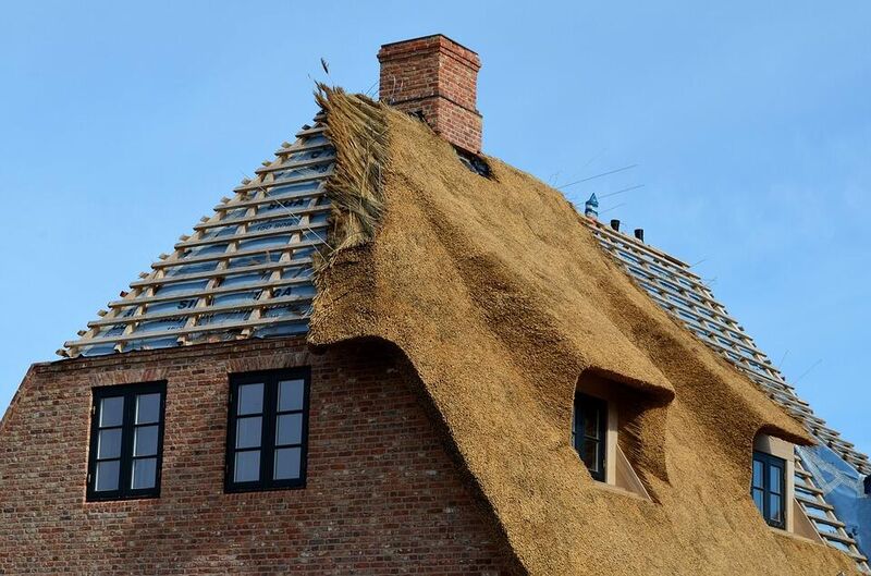 Waarom wordt het verzekeren van een traditioneel rieten dak steeds moeilijker?