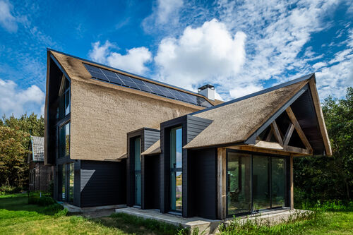 Zonnepanelen op uw rieten dak – Wat zijn de mogelijkheden?